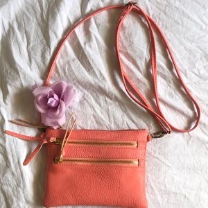 Adorable coral pink crossbody purse! 👛